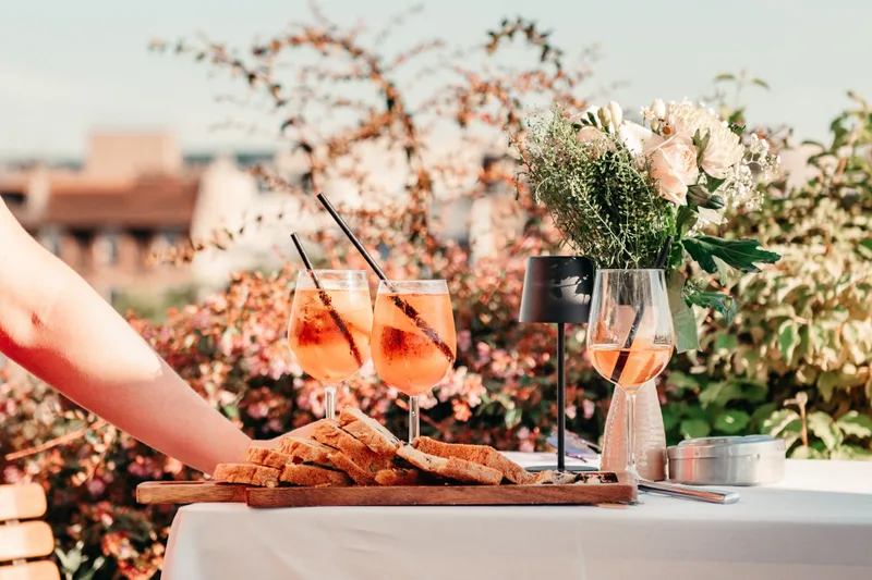 Apéro-Tisch mit Drinks im Freien an einer Feier