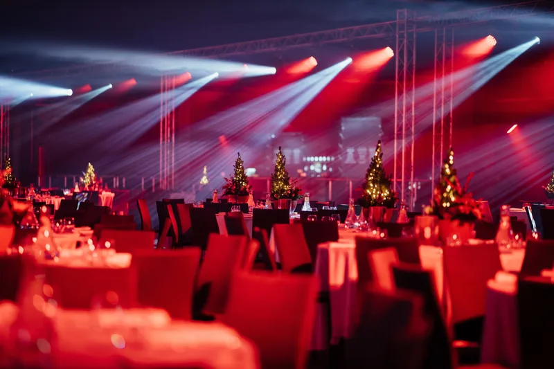 Professionell inszenierter Gala-Anlass mit Bühnenbeleuchtung
