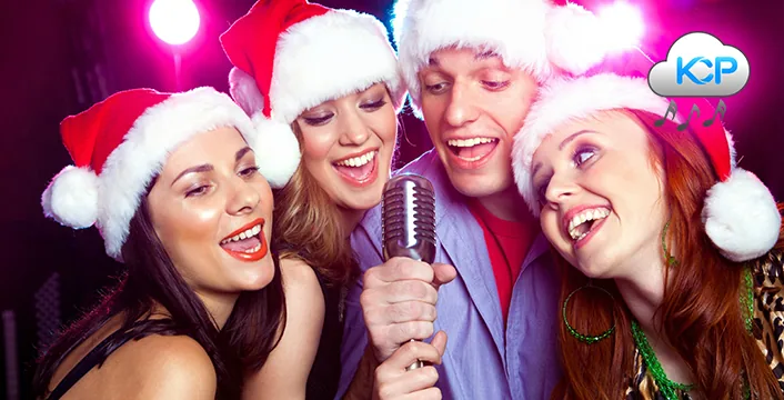 Kolleginnen und Kollegen singen gemeinsam Karaoke an der Firmen-Weihnachtsfeier